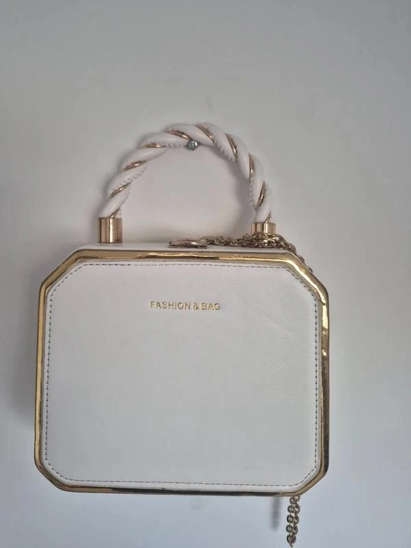 Sac à main rigide blanc Fashion and Bag chaîne dorée